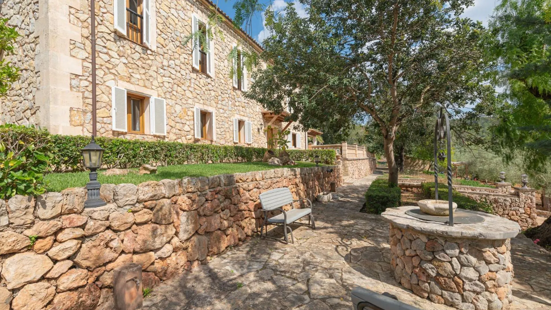 Hall Of The Mountain Pool - Bunyola